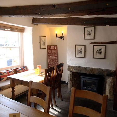 Kings Arms Hotel Abergavenny Exterior photo