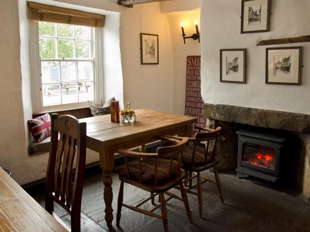 Kings Arms Hotel Abergavenny Exterior photo