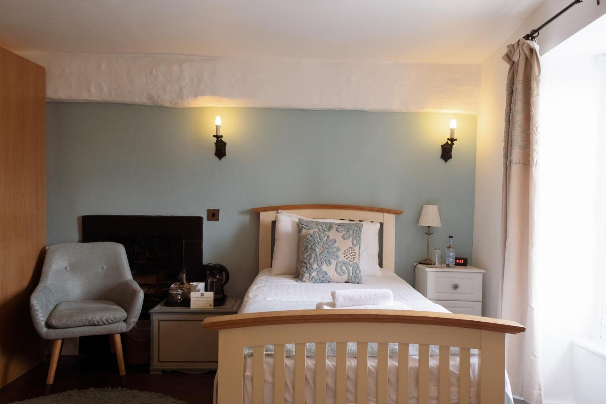 Kings Arms Hotel Abergavenny Exterior photo