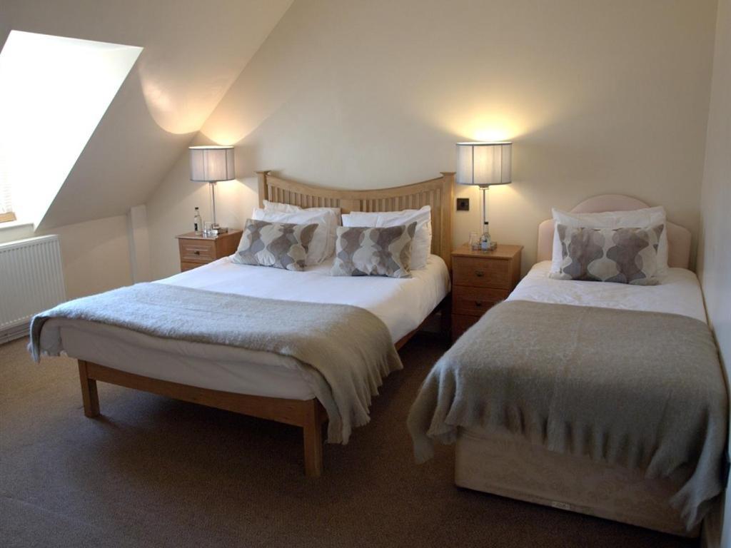 Kings Arms Hotel Abergavenny Room photo