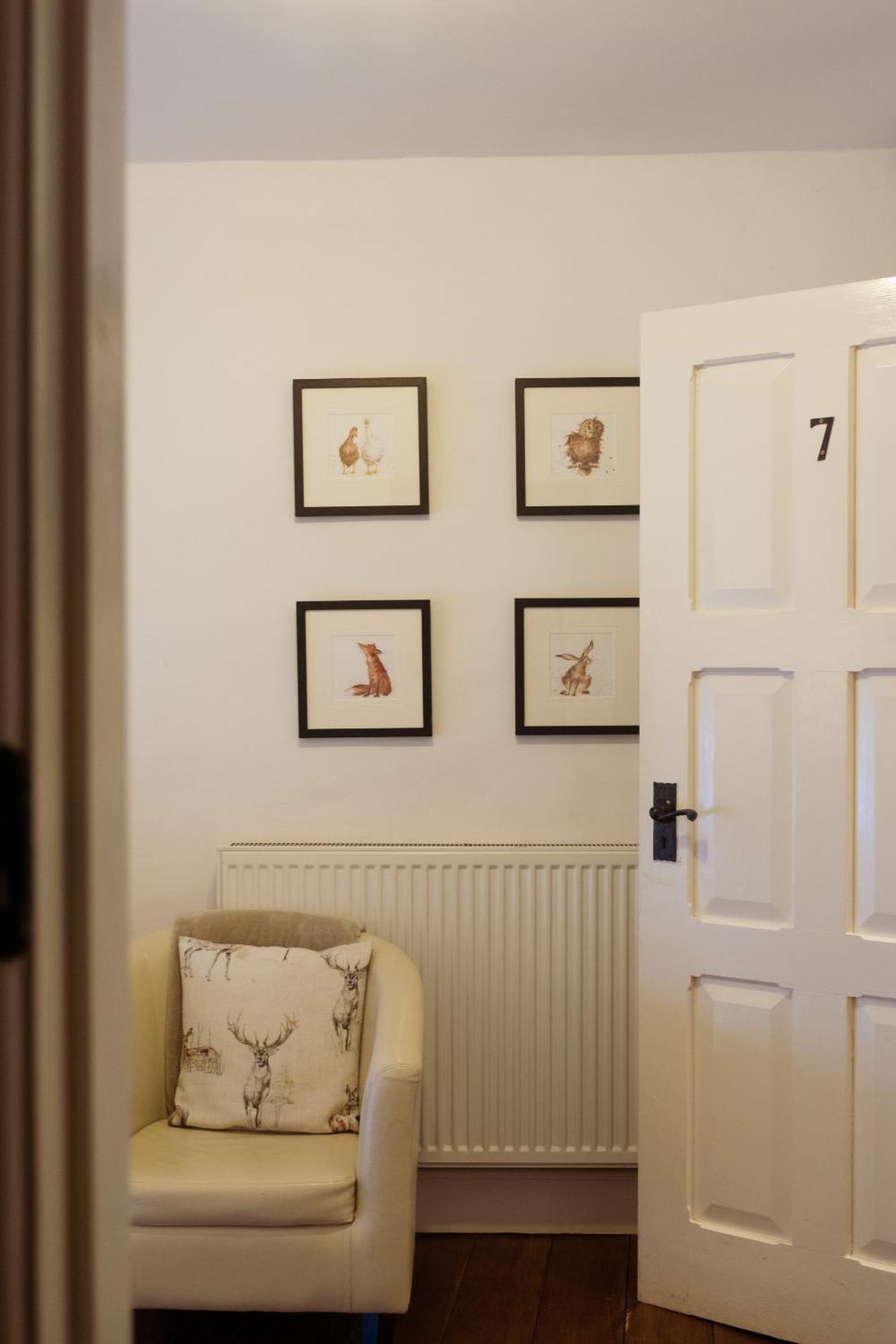 Kings Arms Hotel Abergavenny Room photo