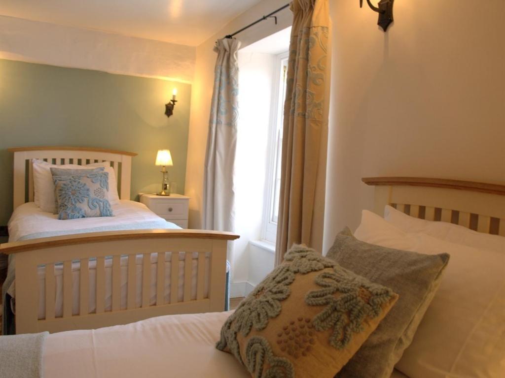 Kings Arms Hotel Abergavenny Room photo