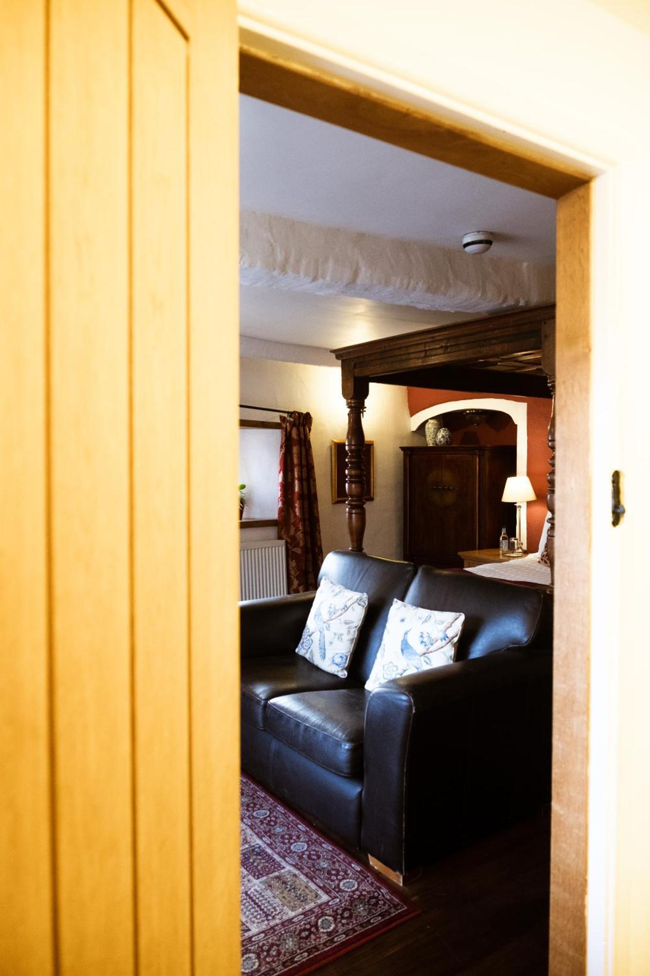 Kings Arms Hotel Abergavenny Room photo