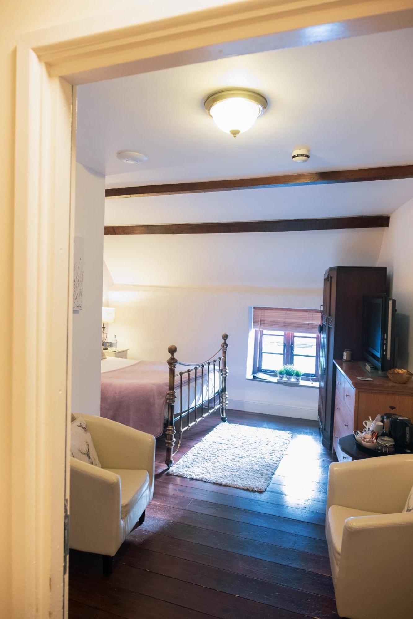 Kings Arms Hotel Abergavenny Room photo