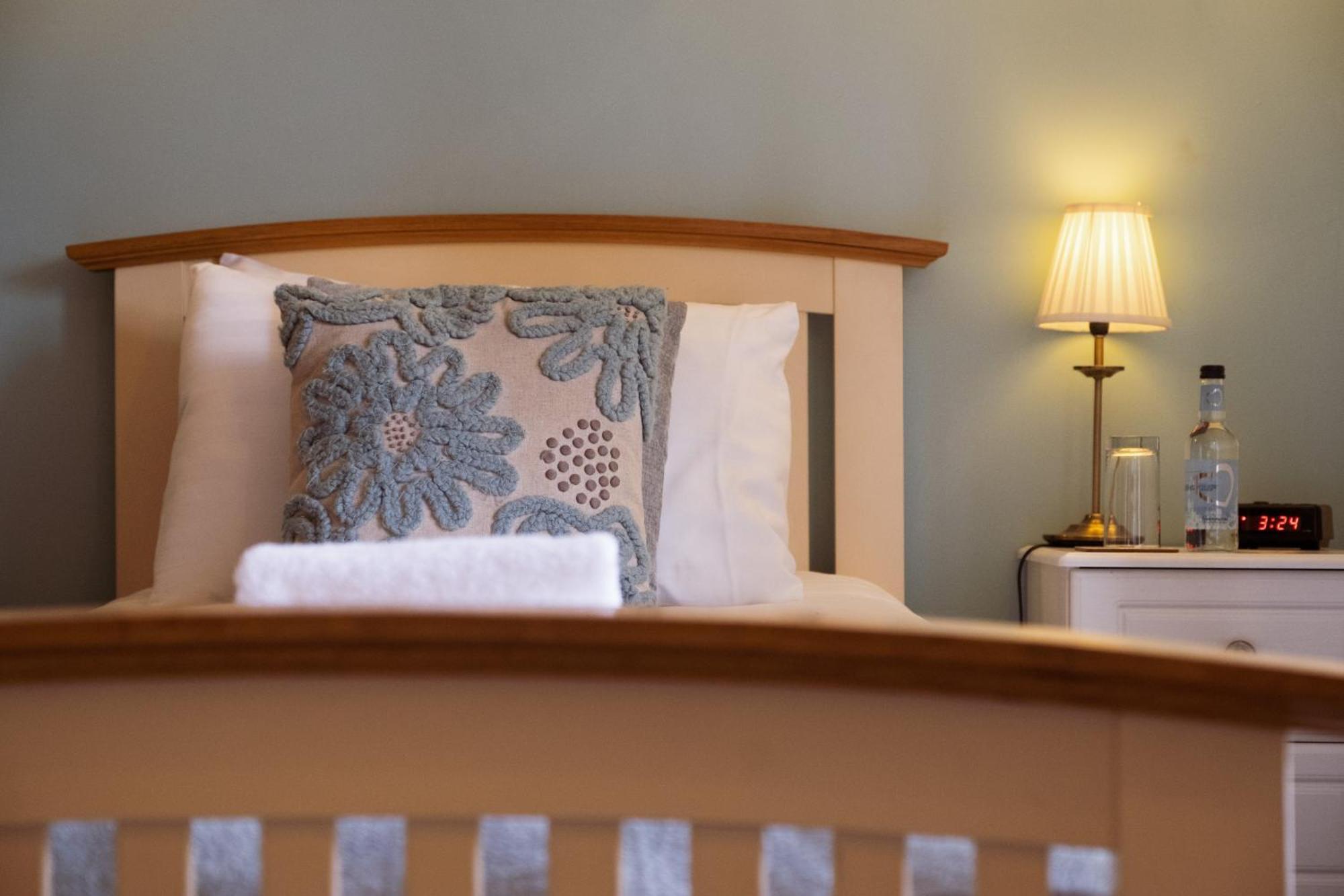 Kings Arms Hotel Abergavenny Room photo